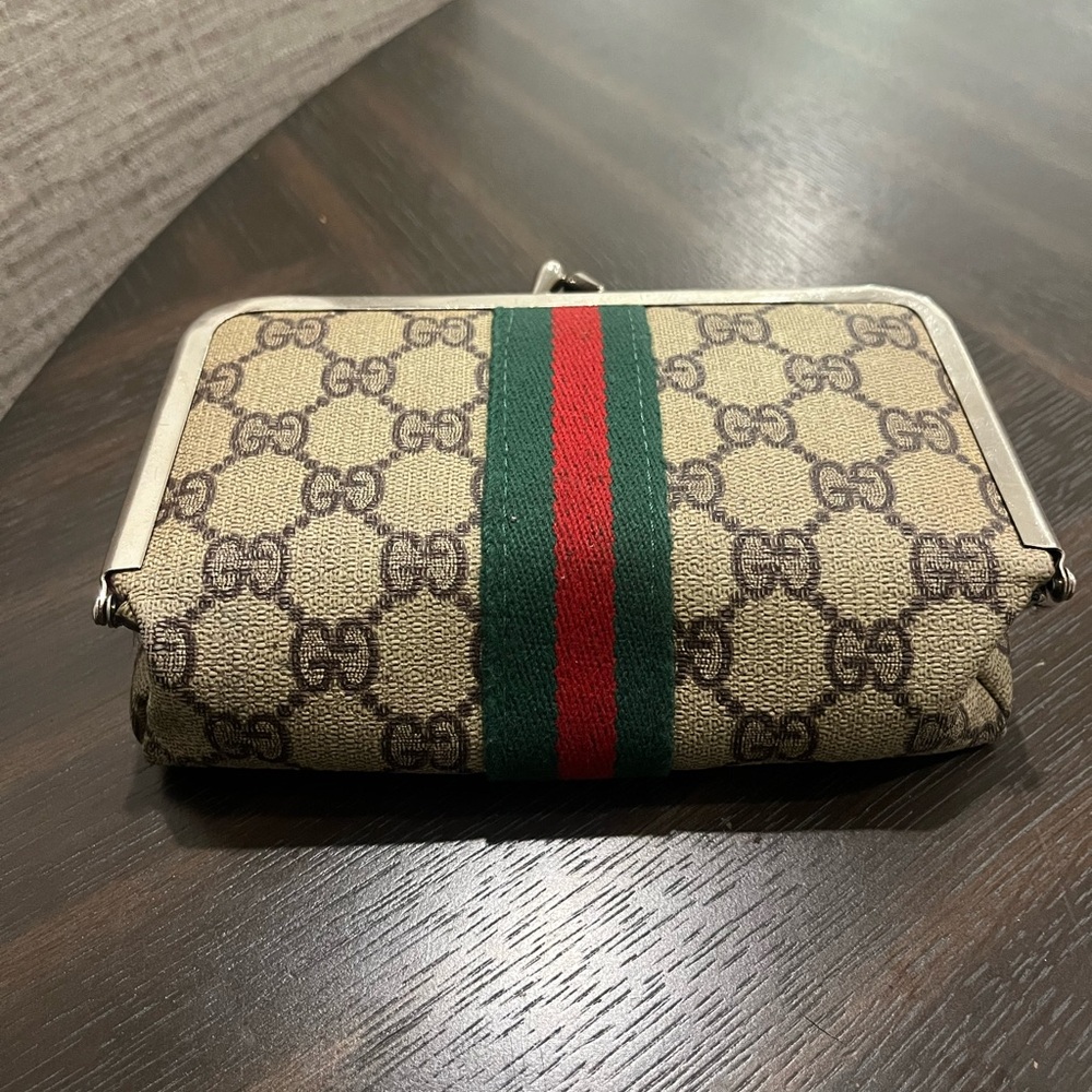 Gucci
Authentic Vintage 1970s Gucci makeup/sewing bag with Mirror all Original. - Picture 4 of 10